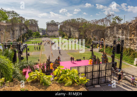 La piazza centrale della Garuda Wisnu Kencana parco culturale di Bali Foto Stock