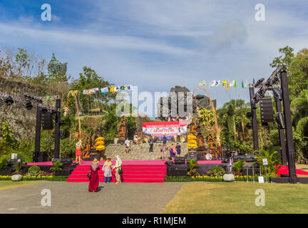 Fase sulla piazza centrale della Garuda Wisnu Kencana parco culturale di Bali Foto Stock