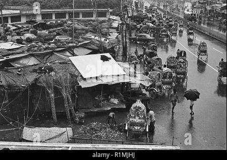 Nuovo mercato di Dhaka in piogge monsoniche 1980 Foto Stock