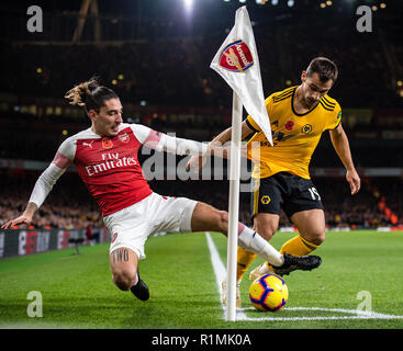 Londra, Inghilterra - 11 novembre: Héctor Bellerín dell'Arsenal FC e Jonny Castro di Wolverhampton Wanderers durante il match di Premier League tra l'Arsenal FC e Wolverhampton Wanderers all'Emirates Stadium il 11 novembre 2018 a Londra, Regno Unito. (MB Media) Foto Stock