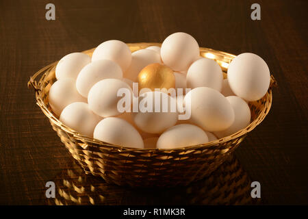 Golden Egg in mezzo le uova bianche Foto Stock