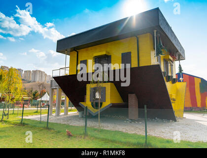 Ankara/Turchia - 10 Novembre 2018: Upside down house chiamato tepetaklak Ev in turco Foto Stock