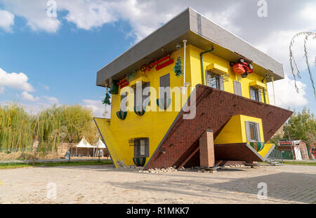 Ankara/Turchia - 10 Novembre 2018: Upside down house chiamato tepetaklak Ev in turco Foto Stock