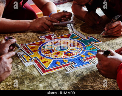 Monaci buddisti che creano un mandala di sabbia colorata nel monastero di Lamayuru. Ladakh, Jammu e Kashmir, IndiaLadakh, Jammu e Kashmir, India Foto Stock