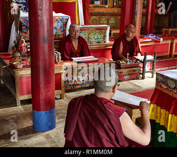 Monaci buddisti che creano un mandala di sabbia colorata nel monastero di Lamayuru. Ladakh, Jammu e Kashmir, IndiaLadakh, Jammu e Kashmir, India Foto Stock