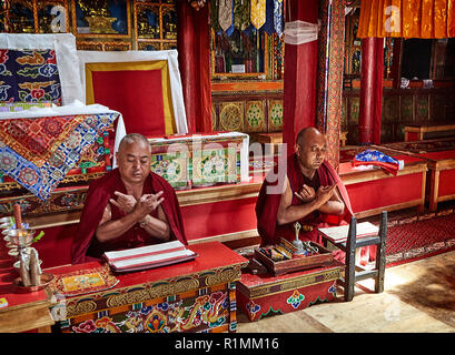 Monaci buddisti che creano un mandala di sabbia colorata nel monastero di Lamayuru. Ladakh, Jammu e Kashmir, IndiaLadakh, Jammu e Kashmir, India Foto Stock