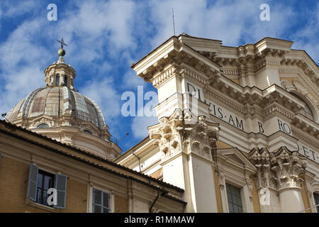 Santi Ambrogio e Carlo al Corso (Santi Ambrogio e Carlo Borromeo) - Dettaglio della facciata e della cupola - Roma Foto Stock