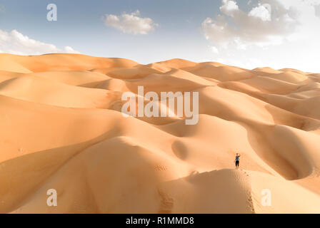 Vista aerea del deserto di Liwa in Abu Dhabi e persona in piedi nelle dune Foto Stock