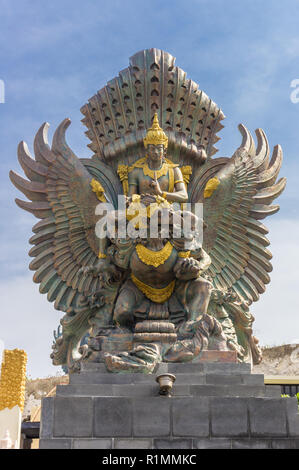 Statua all'ingresso della Garuda Wisnu Kencana parco culturale di Bali Foto Stock