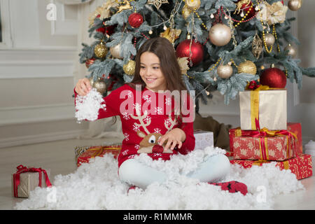 Bambino ragazza ama xmas presente. La mattina prima di Natale. Nuovo anno di vacanza. Natale. Kid godere la vacanza. Felice anno nuovo. piccola ragazza felice a Natale. Da golly, essere jolly. lasciare la neve. Foto Stock