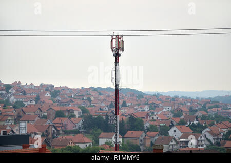 Antenna di telecomunicazione su una torre in una metà area suburbana Foto Stock