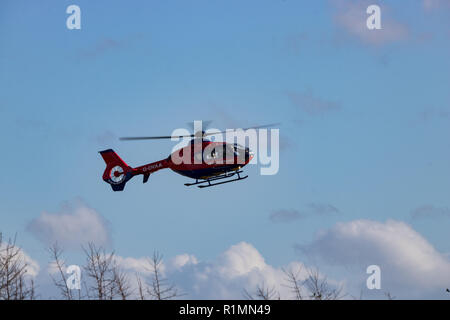 Devon Air Ambulance decollare da una fattoria vicino a Barnstaple, North Devon xi Nov 2018. Foto Stock