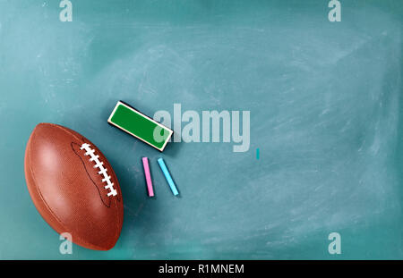 Il football americano sulla lavagna pulita con gomma e chalk Foto Stock