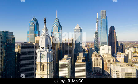 Statua di Ben Franklin guarda oltre le strade della città di Philadelphia PA Foto Stock