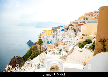 Architettura di bianco del villaggio di Oia sull isola di Santorini in Grecia Foto Stock