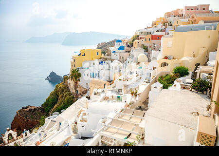 Architettura di bianco del villaggio di Oia sull isola di Santorini in Grecia Foto Stock