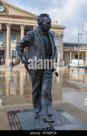 Statua di Harold Wilson, ex primo ministro in St George's Square fuori dalla stazione ferroviaria Huddersfield Foto Stock