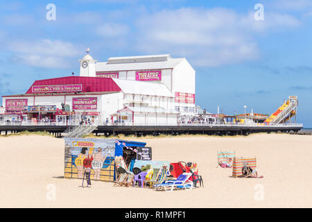 Great Yarmouth beach e Britannia Pier sdraio divertente sdraio a noleggio segno su Great Yarmouth Spiaggia Great Yarmouth Norfolk Inghilterra UK Europa Foto Stock