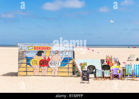 Great Yarmouth spiaggia sdraio divertente sdraio a noleggio segno su Great Yarmouth beach Marine Drive Great Yarmouth Norfolk England Regno Unito GB Europa Foto Stock