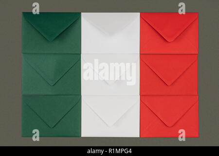 Bandiera dell'Italia realizzato da verde, bianco e rosso buste isolato su nero Foto Stock
