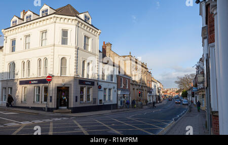 Vista di Bridge Street, la principale strada commerciale di Tadcaster, North Yorkshire Foto Stock