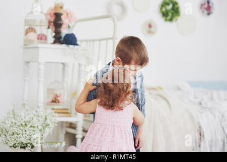 Relazione tra due bambini piccoli. infanzia felice Foto Stock