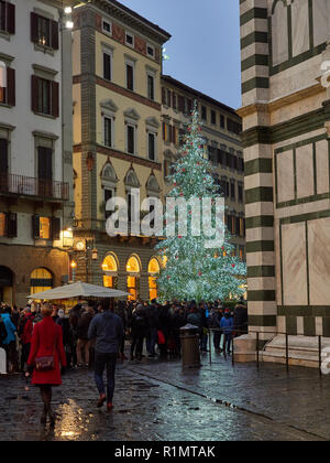 Firenze Toscana Italia - 28 dicembre 2017, l'albero di Natale illuminato in piedi vicino al Duomo di Firenze, turistico in linea per Firenze Bapristery ent Foto Stock