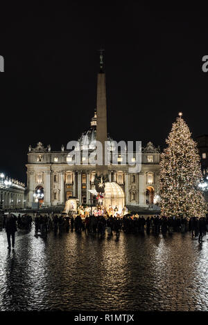 Città del Vaticano, Italia - 10 dicembre 2017, Vaticano set Natività con figure in dimensioni umane illuminati a Piazza San Pietro durante la notte di Natale t Foto Stock