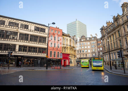 Newcastle upon Tyne/Inghilterra - 10/10/2018: Newcastle Quayside Sandhill street view di vecchi pub Red House con autobus di linea Foto Stock