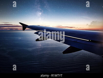 La Via Lattea con ala di un aeroplano. Foto applicata al turismo operatori. Paesaggio con aereo passeggeri vola nel cielo stellato di notte. Sfondo spazio. Il concetto di viaggio Foto Stock