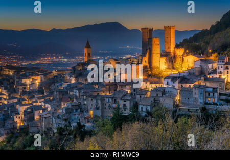 Pacentro illuminata di sera, borgo medievale in provincia de L'Aquila, Abruzzo, Italia centrale. Foto Stock