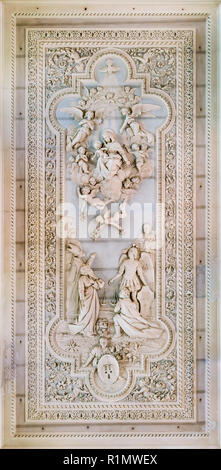 Bassorilievo nell'archivio della chiesa di Santa Maria della Misericordia a Pacentro, L'Aquila, Abruzzo, Italia centrale. Foto Stock