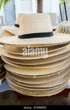 Visualizzazione dei cappelli di paglia per la vendita a Cienfuegos Cuba - Strada del Mercato - artigianato Foto Stock