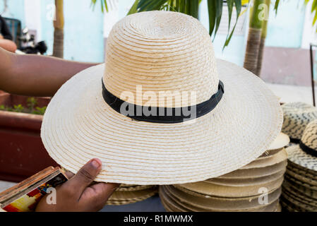 Visualizzazione dei cappelli di paglia per la vendita a Cienfuegos Cuba - Strada del Mercato - artigianato Foto Stock