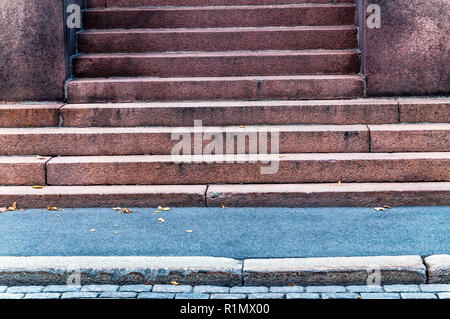 Dettaglio dell'edilizia urbana ingresso con età e stagionato scalinata in pietra che si affaccia sulla strada e marciapiede in città - La vecchia facciata architettonica con gradini in forma geometrica e linee Foto Stock