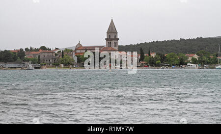 Osor, Croazia - 15 Maggio 2010: Chiesa torre e Ponte di canale in Osor all isola di Cres, Croazia. Foto Stock