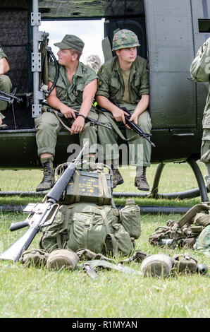 Ricostruzione della Guerra del Vietnam con i reattori dei Marines statunitensi e l'elicottero d'epoca Huey. Bell UH-1 Irochesi delle forze americane Foto Stock