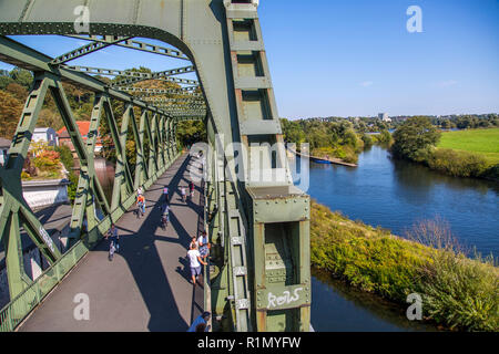 Ruhrtalradweg, Valle della Ruhr ciclabile, ex ponte ferroviario sulla Ruhr, di Essen, ciclo e percorso pedonale,Germania Foto Stock