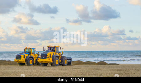 Macchine per il movimento terra le macchine operanti in spiaggia per manutenzione sabbia commovente agricoltura industriale Foto Stock