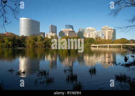 Una fluidità Fiume Potomac riflette gli edifici di Arlington Virginia Foto Stock