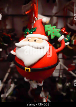 Grasso arrotondati Santa Claus piccolo appeso decorativi bambola. Close up. Foto Stock