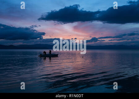 I pescatori sulla montagna lago Sevan in Armenia Foto Stock