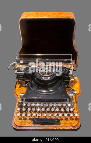 Antiche macchine da scrivere in russo. Vintage vecchia macchina da scrivere russo isolato su sfondo grigio con percorso di clipping. Foto Stock