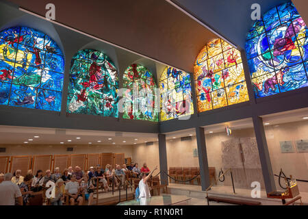 Un gruppo di tour & docente la visualizzazione delle finestre di Chagall presso la Sinagoga Abbell a Hadassah University Medical Center a Gerusalemme, Israele. Foto Stock