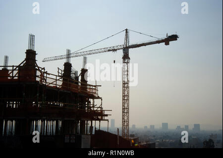 Sito in costruzione con lo skyline della città in background Foto Stock