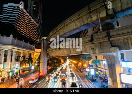 8 Novembre, 2018 : Bangkok, Thailandia - una lunga esposizione luce notturna a Ratchaprasong intersezione (Siam) Thailandia Foto Stock