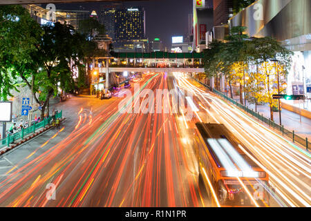 8 Novembre, 2018 : Bangkok, Thailandia - una lunga esposizione luce notturna a Ratchaprasong intersezione (Siam) Thailandia Foto Stock