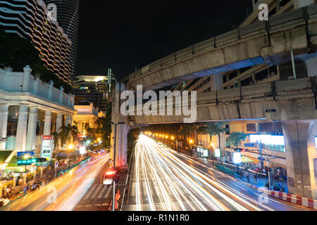 8 Novembre, 2018 : Bangkok, Thailandia - una lunga esposizione luce notturna a Ratchaprasong intersezione (Siam) Thailandia Foto Stock