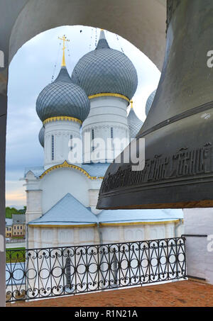 Grande campana nel campanile del Cremlino di Rostov Foto Stock
