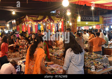 Un mercato locale scena in Panchkula, India, durante il festival di Karva Chauth. Foto Stock